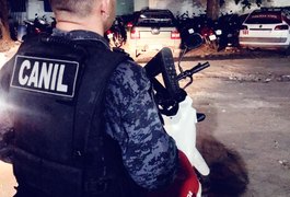 Traficante, com mandado de prisão, é preso após ser flagrado com drogas e moto roubada, ﻿em Arapiraca