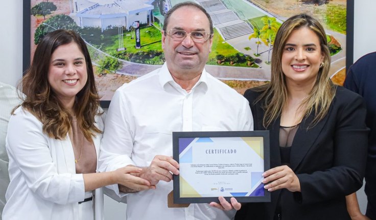 Luciano Barbosa recebe Certificado Prefeito Amigo do Desenvolvimento Social