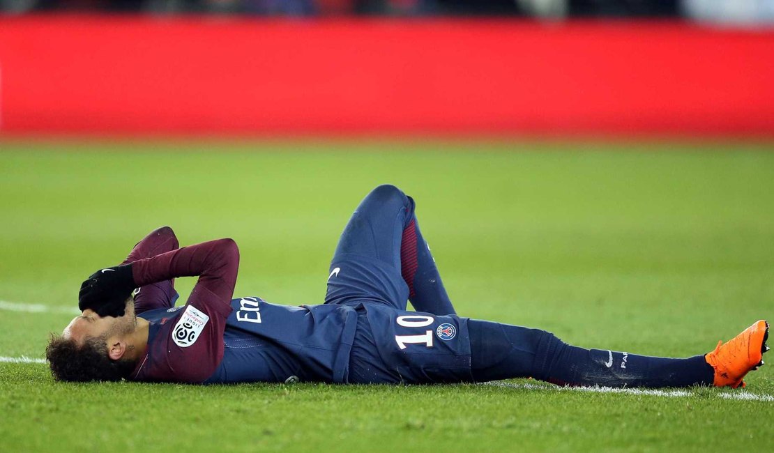 Neymar vai operar tornozelo e só retorna aos gramados um mês antes da Copa