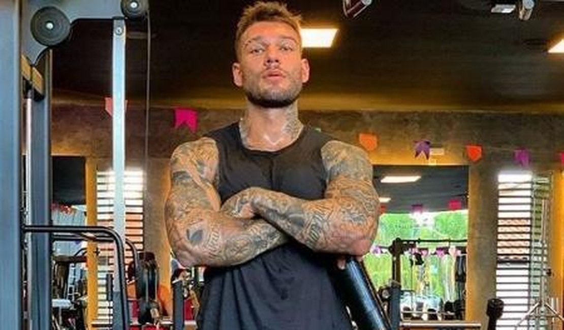 Isolado, Lucas Lucco monta academia na sala de estar de casa