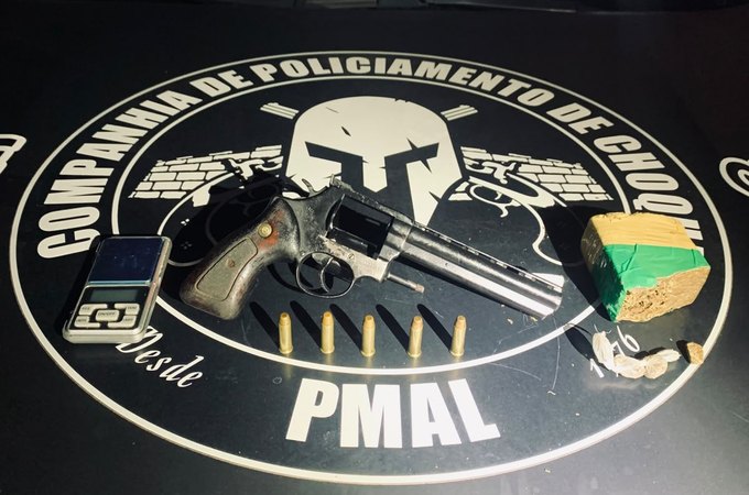 Homem é preso com arma de fogo e drogas após tentar fugir da polícia em Maceió