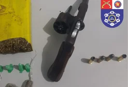 Polícia prende suposto motorista de aplicativo com drogas e arma em Arapiraca
