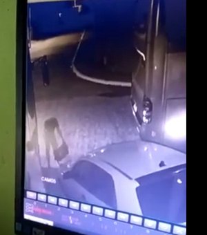 Vídeo. Homens furtam baterias de ônibus em Arapiraca