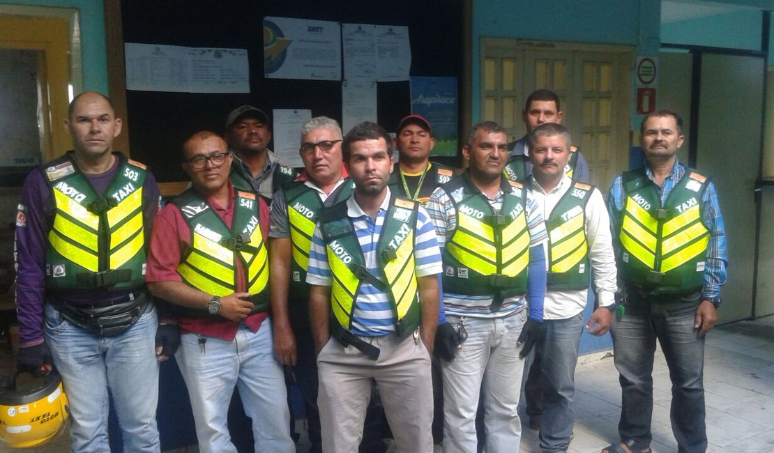 SMTT começa a entregar novos coletes para mototaxistas cadastrados