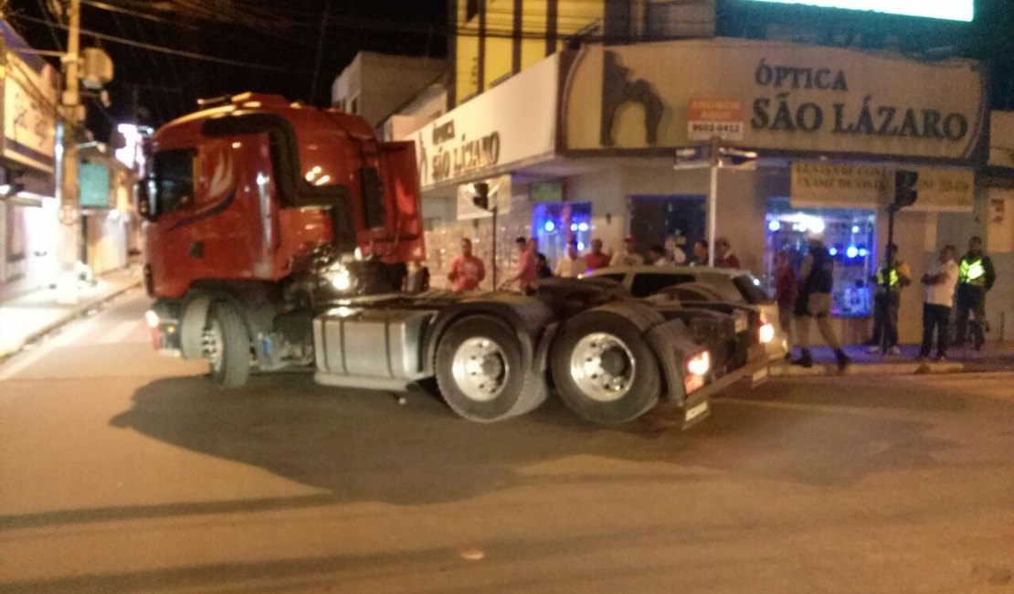 Carreta e carro de passeio se envolvem em acidente no centro de Arapiraca