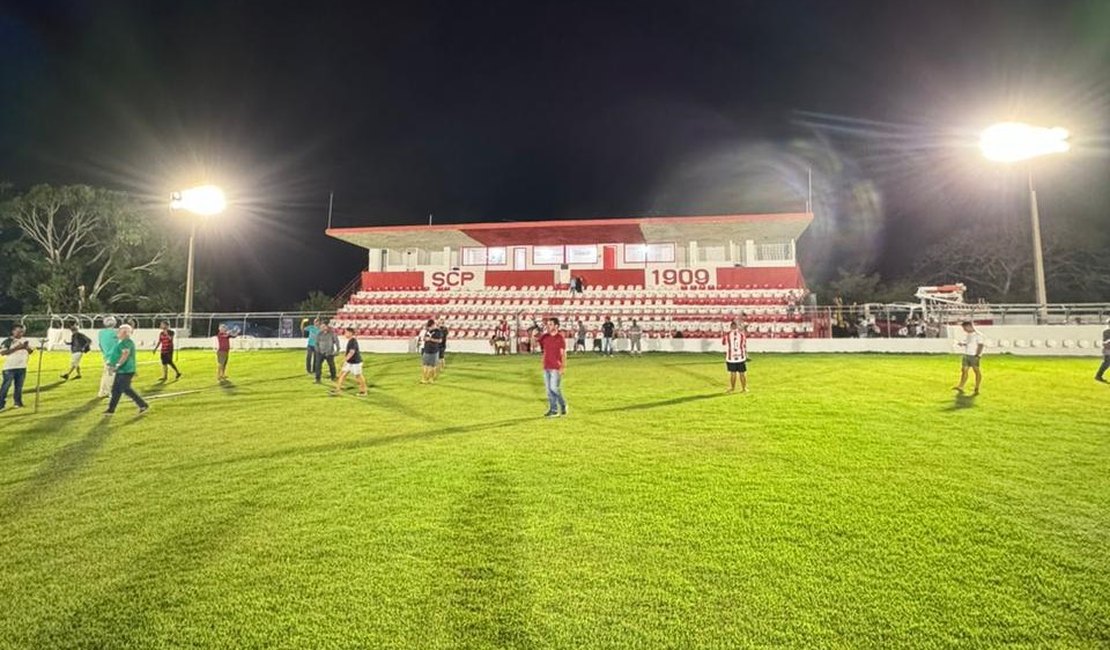 Prefeitura de Penedo conclui instalação de refletores e testa iluminação do Estádio Dr. Alfredo Leahy