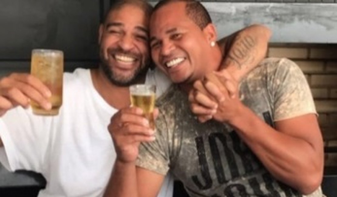 Adriano Imperador e alagoano Aloísio Chulapa tomam 'danone' juntos