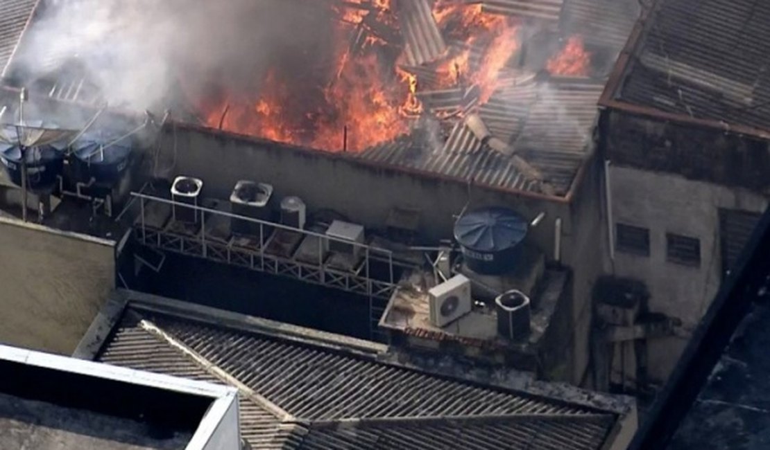 Incêndio atinge imóvel no Centro de São Paulo