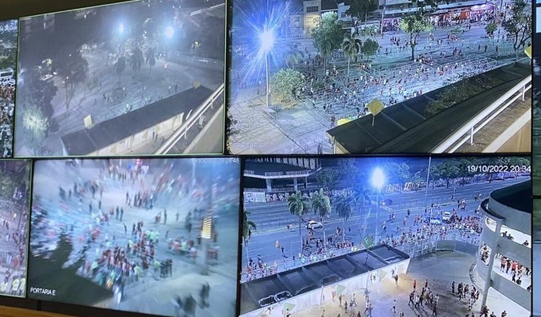 Torcedores de Flamengo e Corinthians tentam invadir Maracanã antes da final