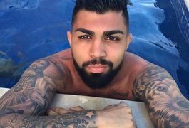 Gabigol faz festa entre amigos durante quarentena e vizinhos denunciam