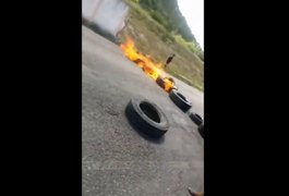 Moradores fecham AL-220 em São José da Tapera após apreensão de motocicletas