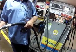 Após abastecer tanque de moto, criminosos assaltam posto de combustíveis, em Arapiraca