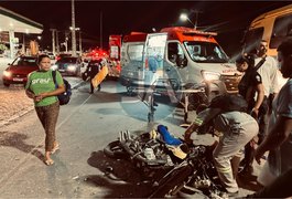 Homem fica ferido em colisão entre caminhão baú e motocicleta, na AL 115, em Arapiraca