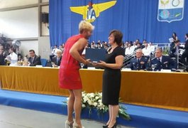 Aluno do ITA protesta de salto alto e vestido vermelho durante colação de grau