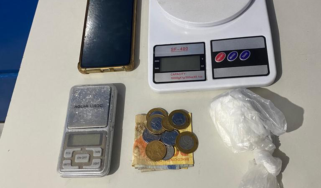 Ação policial prende homem por tráfico de drogas e apreende material, em AL