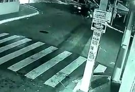 No Centro de Arapiraca, homem deixa moto estacionada e descobre que o veículo foi atingido em colisão noturna