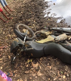GCM de Girau do Ponciano encontra motocicleta e chassi de outro veículo dentro de barragem na zona rural