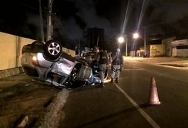 Motorista perde o controle de veículo, capota e bate em poste na AL-101, em Maceió
