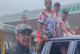 VÍDEO: Zeca Pagodinho enfrenta chuva para distribuir ovos de Páscoa para crianças no Rio de Janeiro