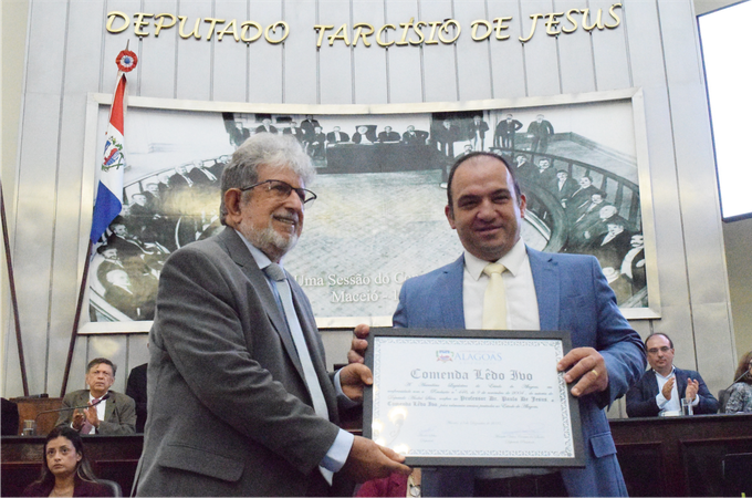 Professor e educador popular Paulo de Jesus é homenageado com a comenda Lêdo Ivo