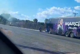 Vídeo. Motociclista que fazia manobras perigosas se envolve em acidente com ônibus da cantora Márcia Felipe