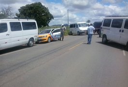 Motoristas de transporte alternativo cercam carro da Arsal e fazem protesto na AL 220