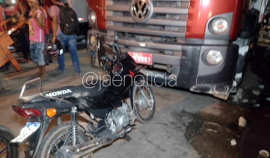 Condutor não puxa freio de mão de caminhão, veículo desce via e atinge motocicletas no Centro de Arapiraca