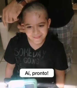 Menino raspa a cabeça em solidariedade ao amigo com câncer; assista