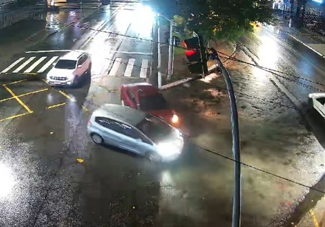 VÍDEO: Motorista de carro realiza conversão proibida e provoca batida em Maceió