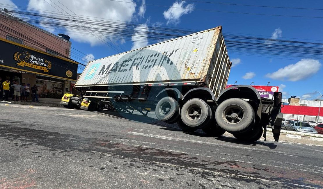 VÍDEO: Carreta com container quase tomba em esquina no bairro Cacimbas, em Arapiraca