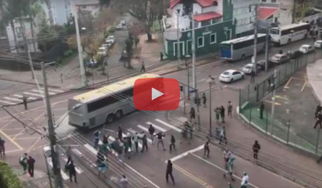 Torcedor é espancado em briga entre torcidas em Curitiba; veja o vídeo