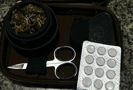 Homem é detido por estar com 10 gramas de maconha para consumo próprio e comprimidos em São Sebastião