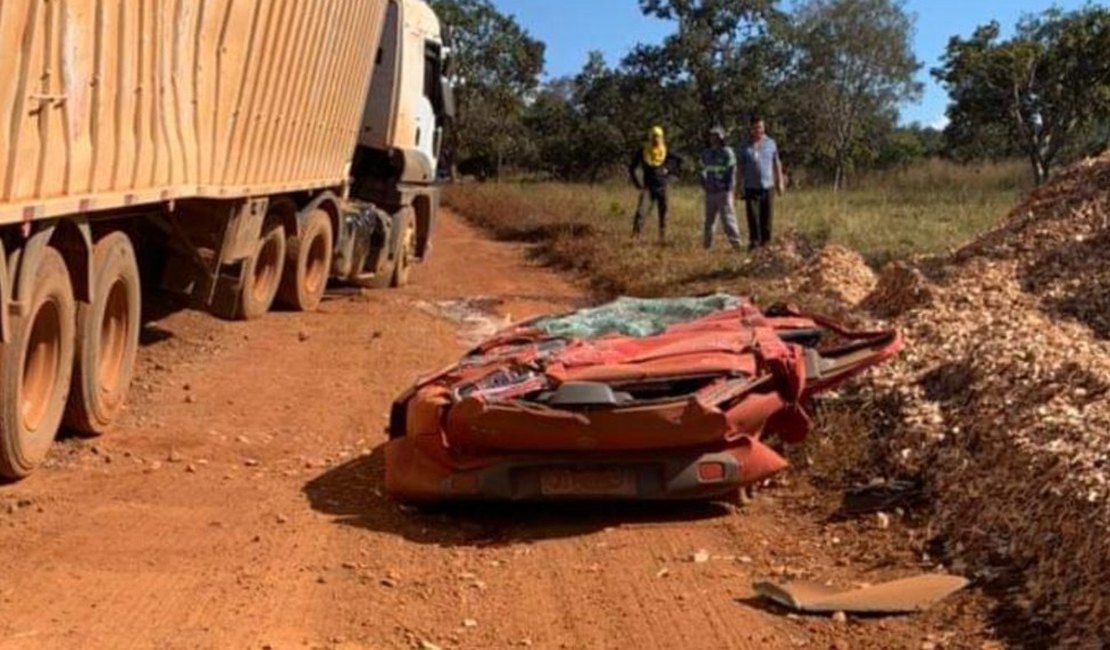 Casal consegue sair de carro minutos antes dele ser esmagado por carreta