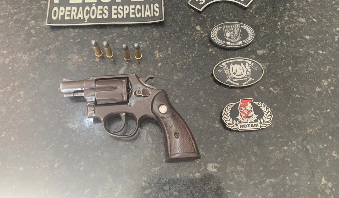 Polícia prende homem com arma de fogo, em São Sebastião