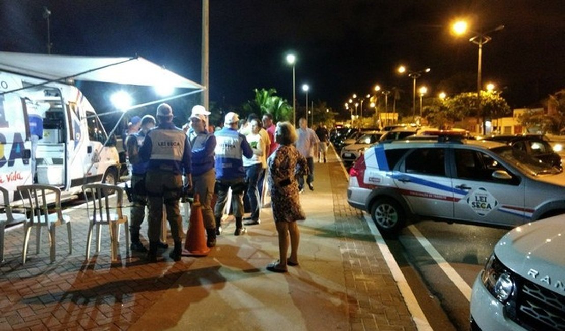 Operação Lei Seca prende motoristas que dirigiam embriagados em Maceió