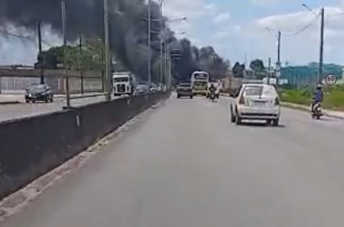 Fumaça em rodovia assusta motoristas e moradores às margens da AL-110, em Arapiraca