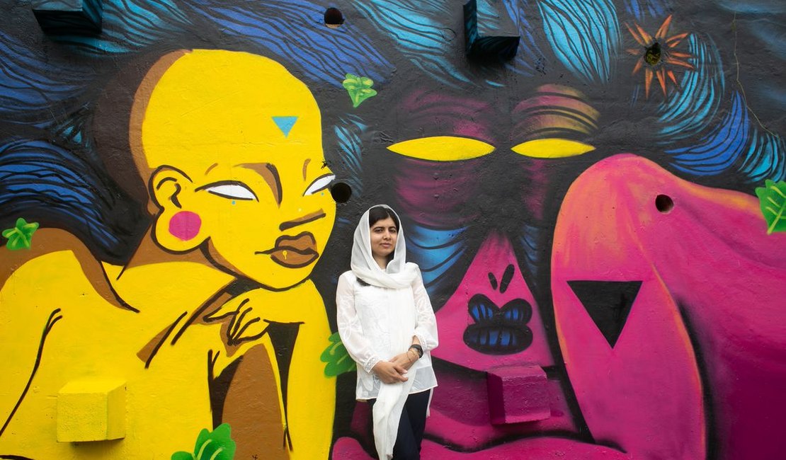 No Rio, Malala visita projeto de grafite e assiste a futebol na praia