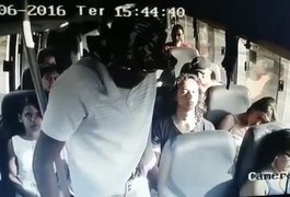 VÍDEO: Passageiros de transporte complementar são assaltados em Porto de Pedras