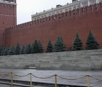 Pintor prega testículos no chão em protesto contra governo russo