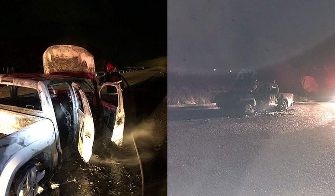 Amarok fica completamente destruída após ser atingida por incêndio no Litoral Sul