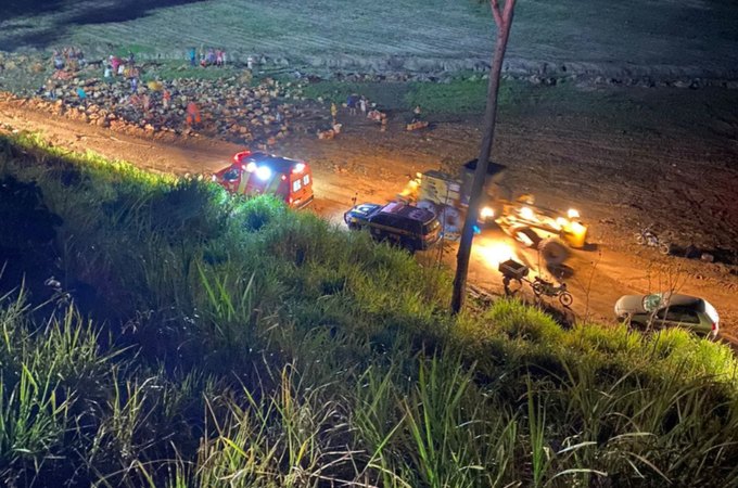 Caminhão cai de ribanceira, fica completamente destruído e duas pessoas morrem em São José da Laje