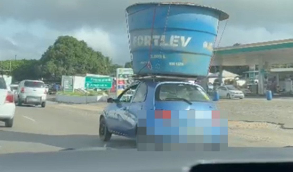 VÍDEO: Caixa d'água é transportada em cima de Ford Ka no trânsito de Arapiraca