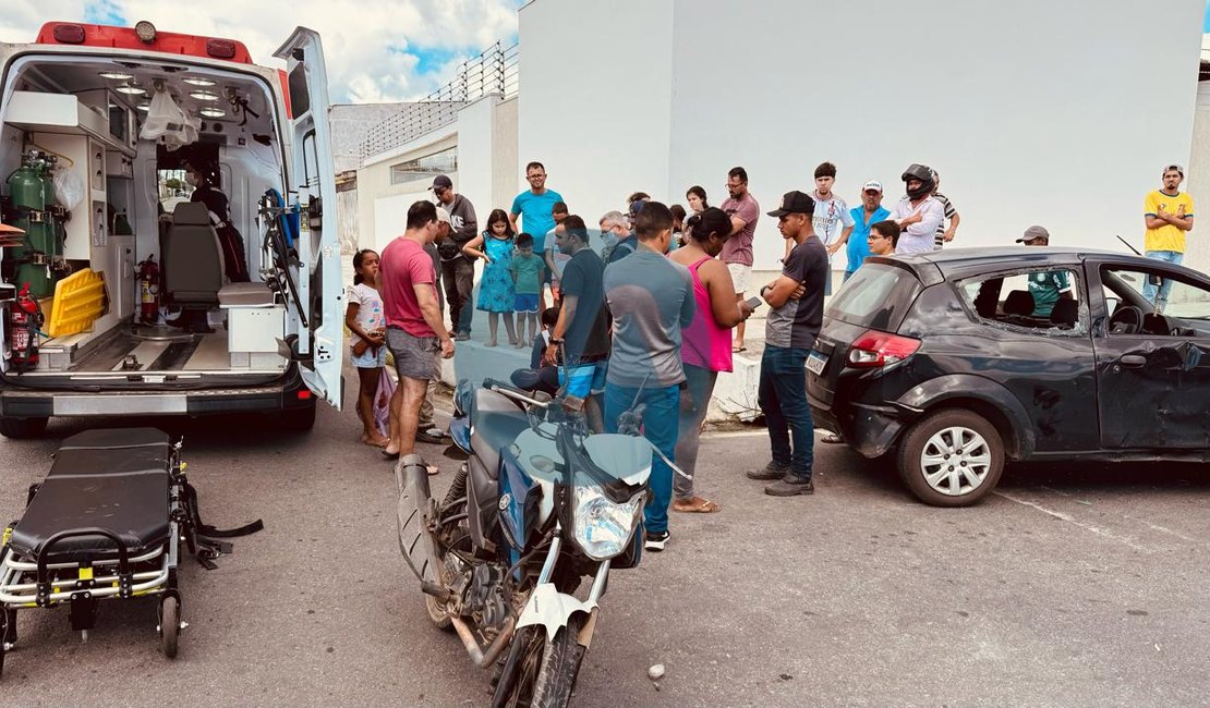 Mulher fica ferida após colisão entre carro e motocicleta no bairro São Luiz I, em Arapiraca