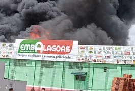 Vídeo. Após 4h, bombeiros seguem combatendo incêndio em fábrica de Arapiraca