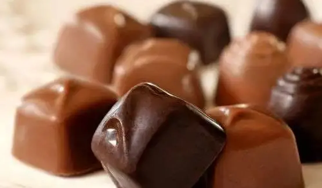 Homem agride esposa com lata de cerveja em briga por caixa de bombons e é preso em Maceió