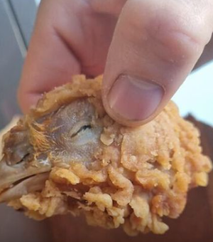 Cliente encontra cabeça de frango empanada ao receber pedido de rede de fast food