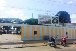 Suspeitos de matar o pai com facão são procurados pela polícia