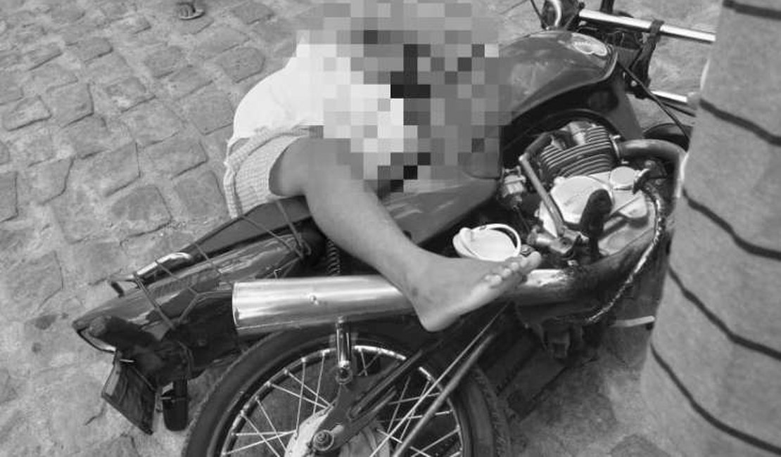 Homem é morto com disparos de arma de fogo em cima de motocicleta no Sertão
