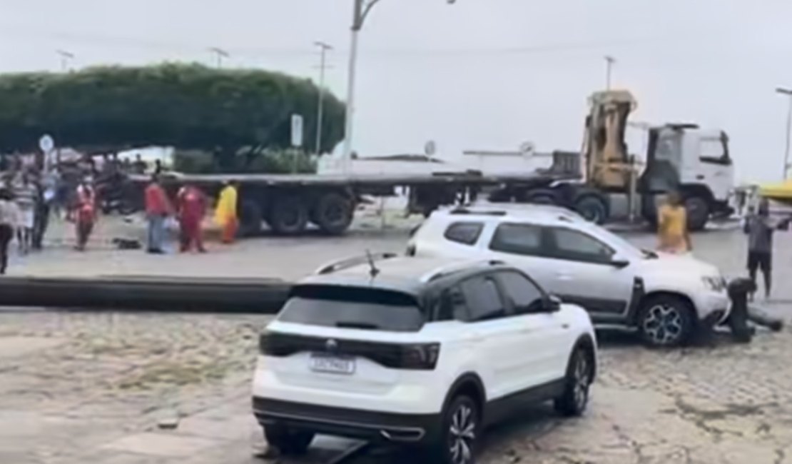 Estrutura metálica cai de caminhão e assusta moradores no Porto da Balsas
