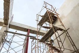 Homem cai de andaime e fica com suspeita de fratura em Limoeiro de Anadia